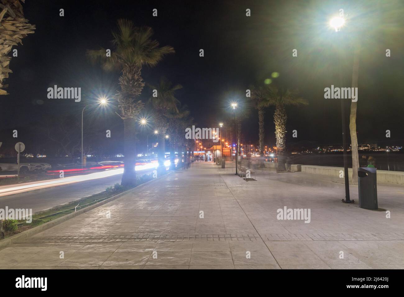 Paphos, Zypern - 2. April 2022: Bürgersteig an der Poseidonos Avenue in Paphos in der Nacht. Stockfoto