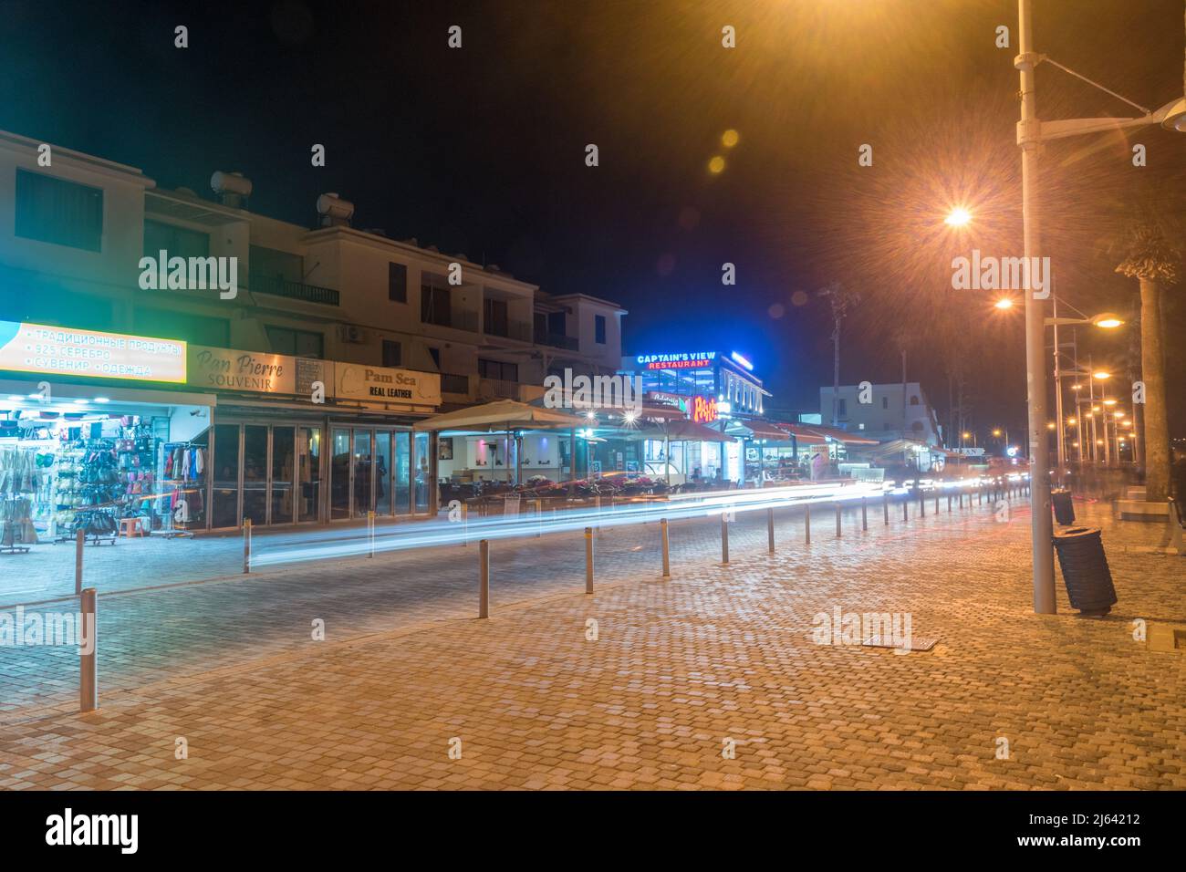 Paphos, Zypern - 2. April 2022: Langzeitaufnahme der Poseidonos Avenue in Paphos in der Nacht. Stockfoto