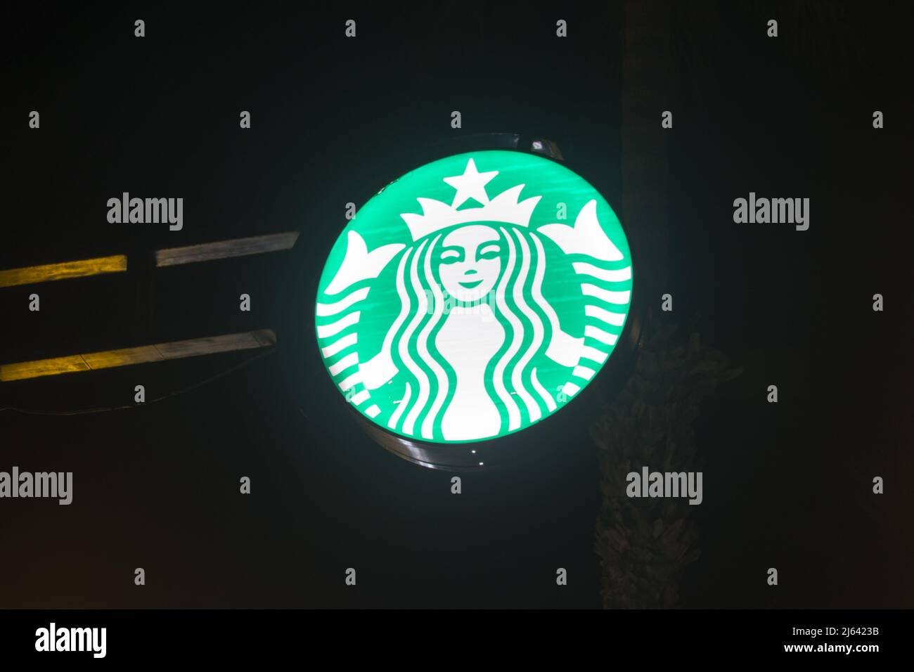 Paphos, Zypern - 2. April 2022: Schild mit Starbucks-Kaffee in der Nacht. Stockfoto