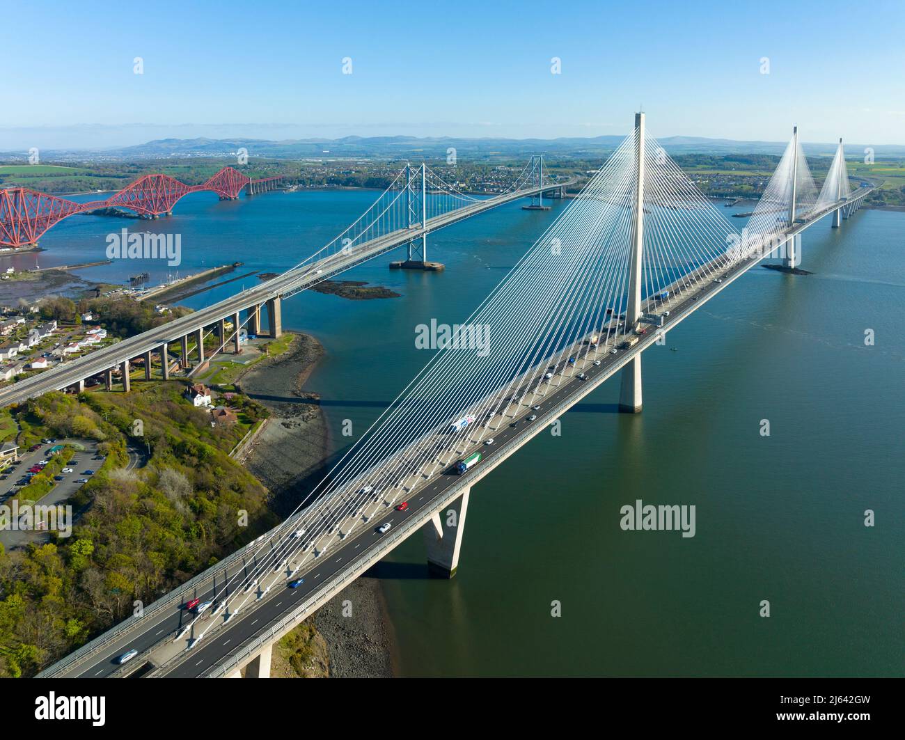 Luftaufnahme von der Drohne der Three Bridges (Queensferry Crossing, Forth Road Bridge und Forth Bridge), die den Firth of Forth bei North Que überqueren Stockfoto