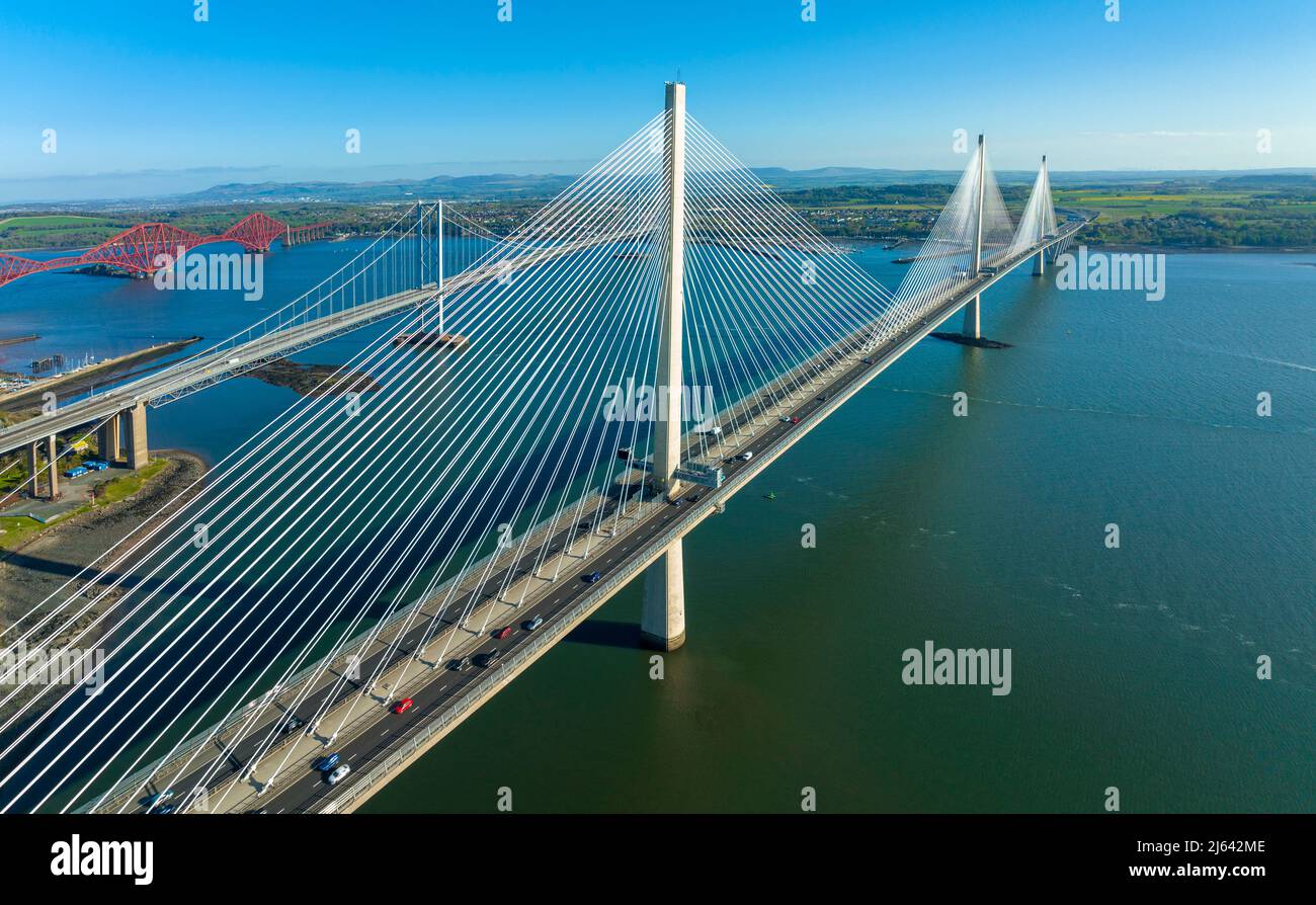 Luftaufnahme von der Drohne der Three Bridges (Queensferry Crossing, Forth Road Bridge und Forth Bridge), die den Firth of Forth bei North Que überqueren Stockfoto