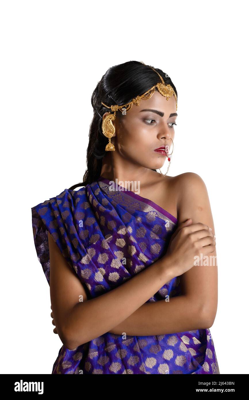 Ein indisches Mädchen, das einen traditionellen indischen blauen Saree und einfachen Schmuck trägt Stockfoto