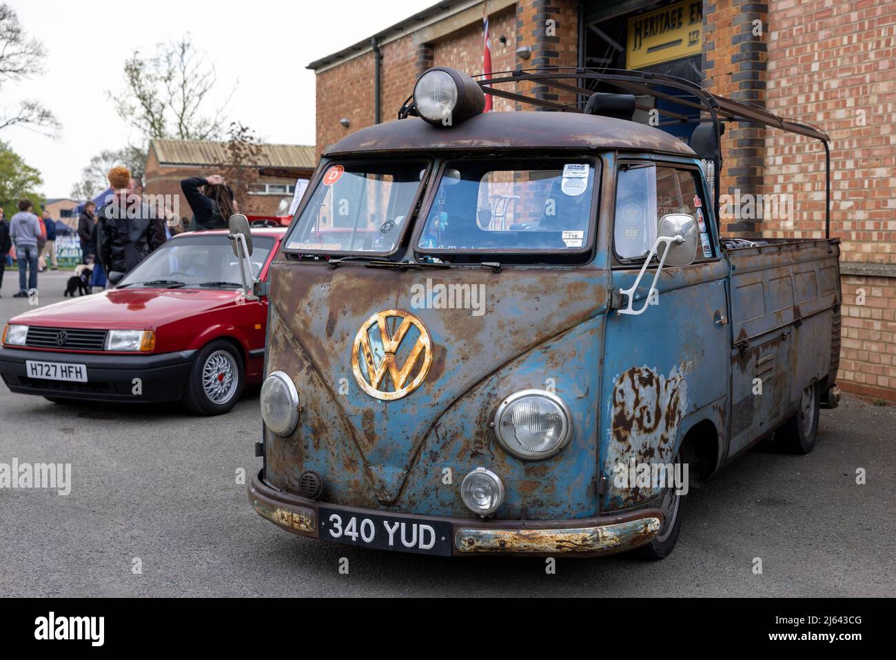 Custom Volkswagen Pickup Van (340 YUD) auf dem April Scramble im Bicester Heritage Center am 23.. April 2022 ausgestellt Stockfoto