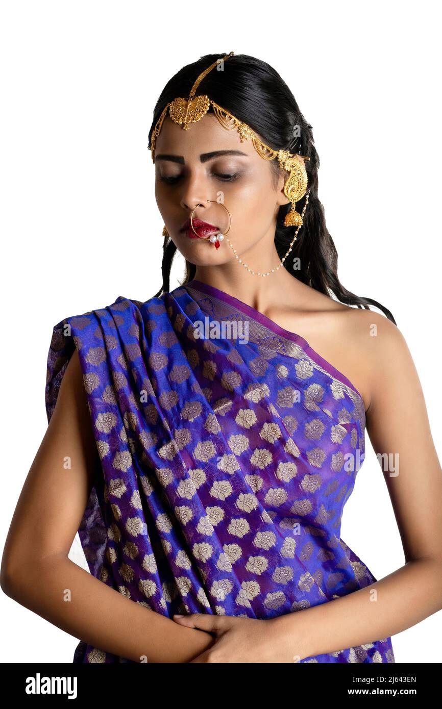 Ein indisches Mädchen, das einen traditionellen indischen blauen Saree und einfachen Schmuck trägt Stockfoto