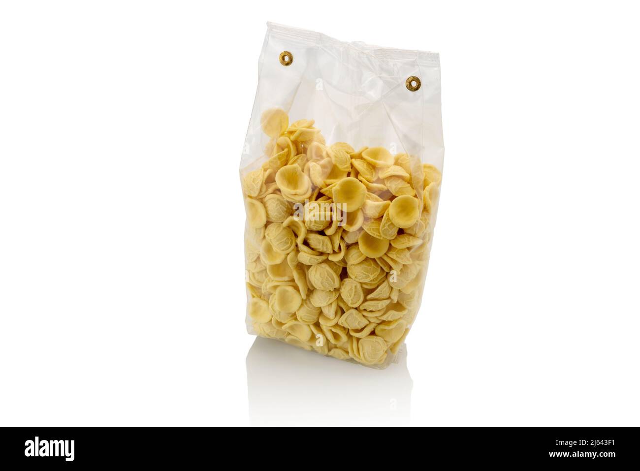 In durchsichtiger versiegelter Verpackung zum Verkauf isoliert auf weiß, italienische Pasta aus Apulien mit Hartweizenmehl und Wasser, typisch für die Stockfoto