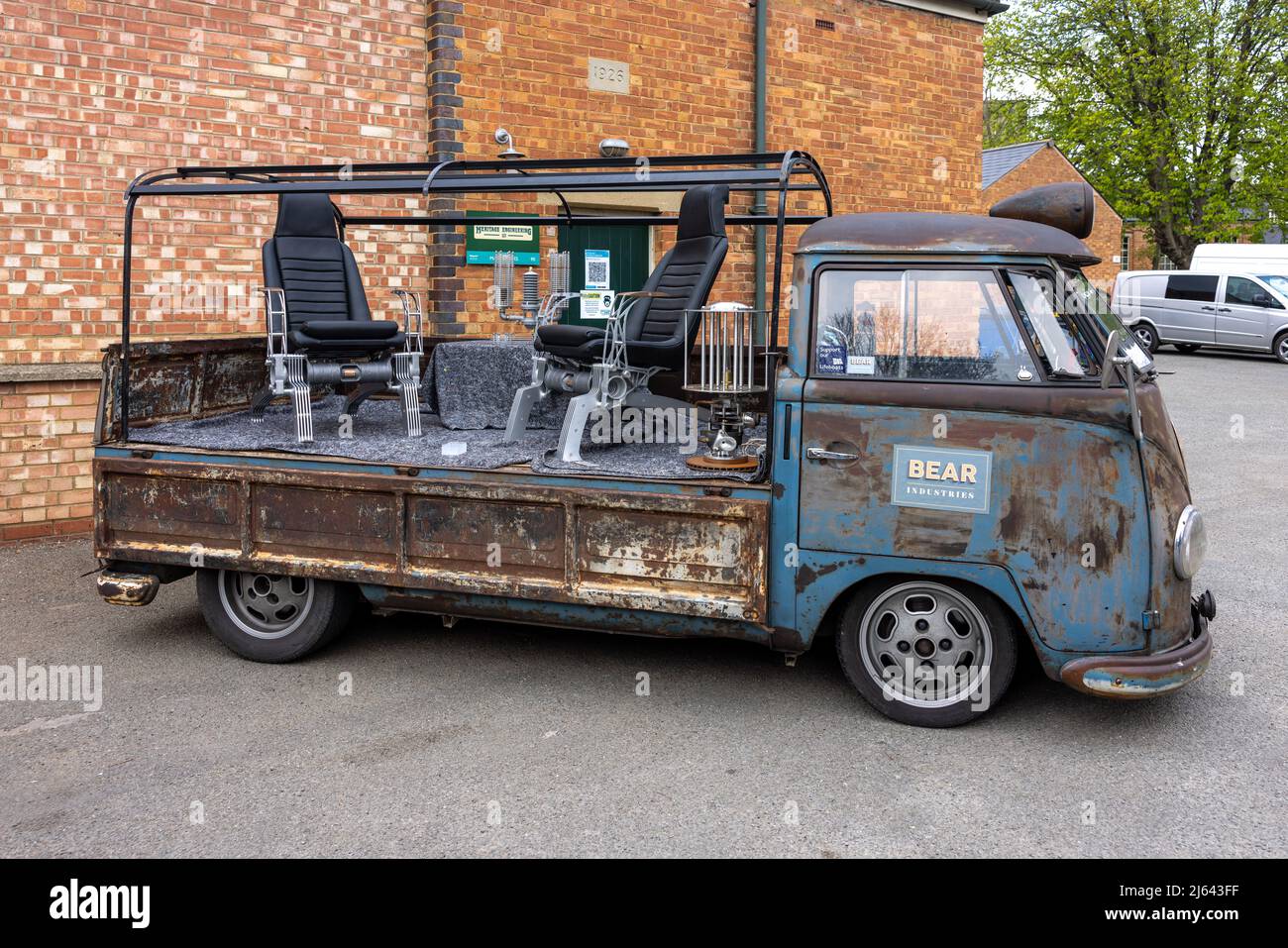 Custom Volkswagen Pickup Van (340 YUD) auf dem April Scramble im Bicester Heritage Center am 23.. April 2022 ausgestellt Stockfoto