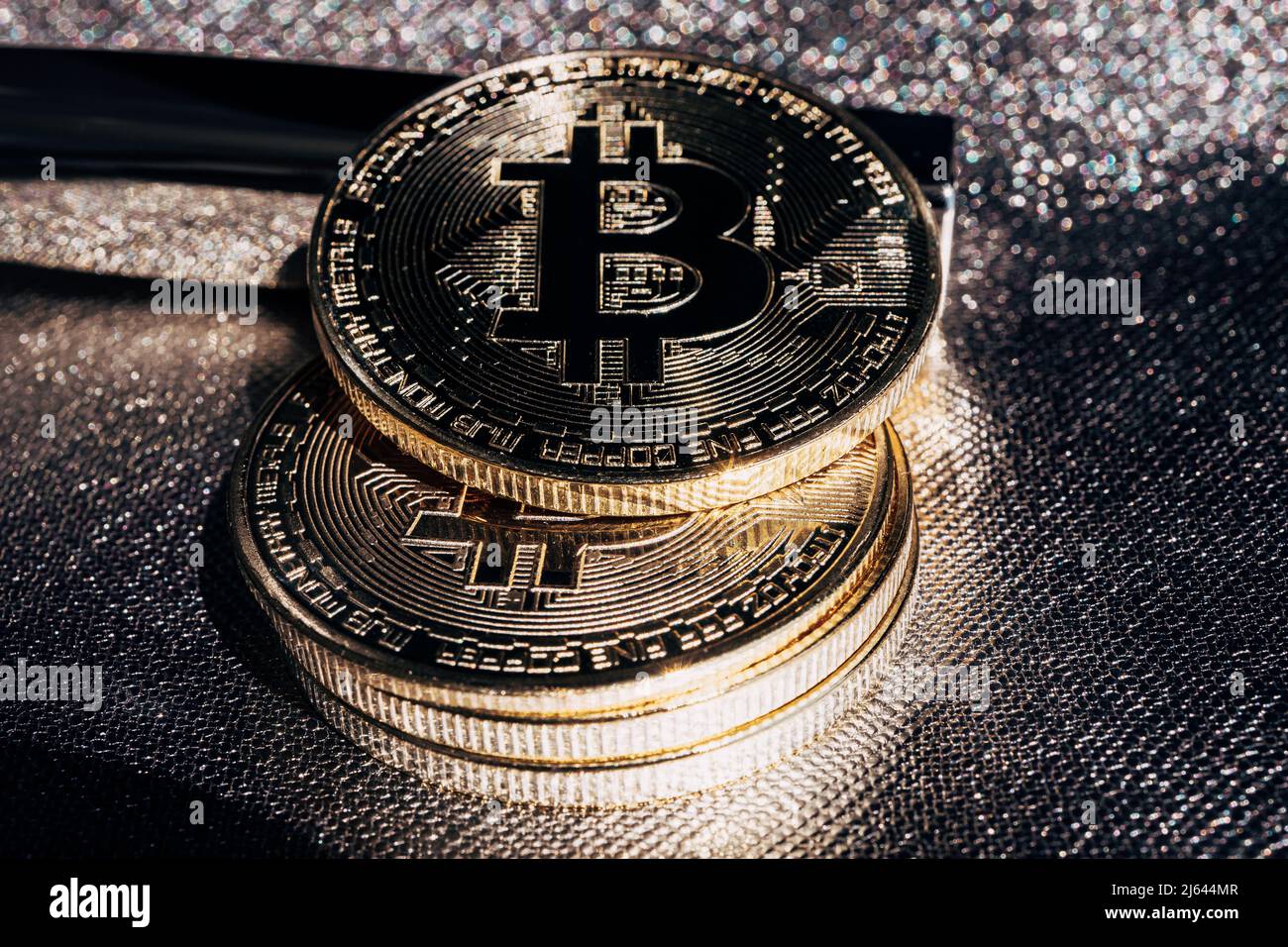 Goldene Krypto-Münzen auf goldenem Hintergrund. Bitcoin Kryptowährung mit Altmünzen und Shitcoins. Hochwertige Fotos Stockfoto