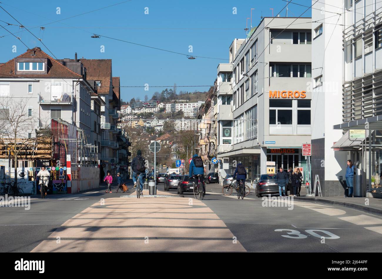 Zürich, Schweiz - März 5. 2022: Shared Space Design einer arteriellen Straße Stockfoto