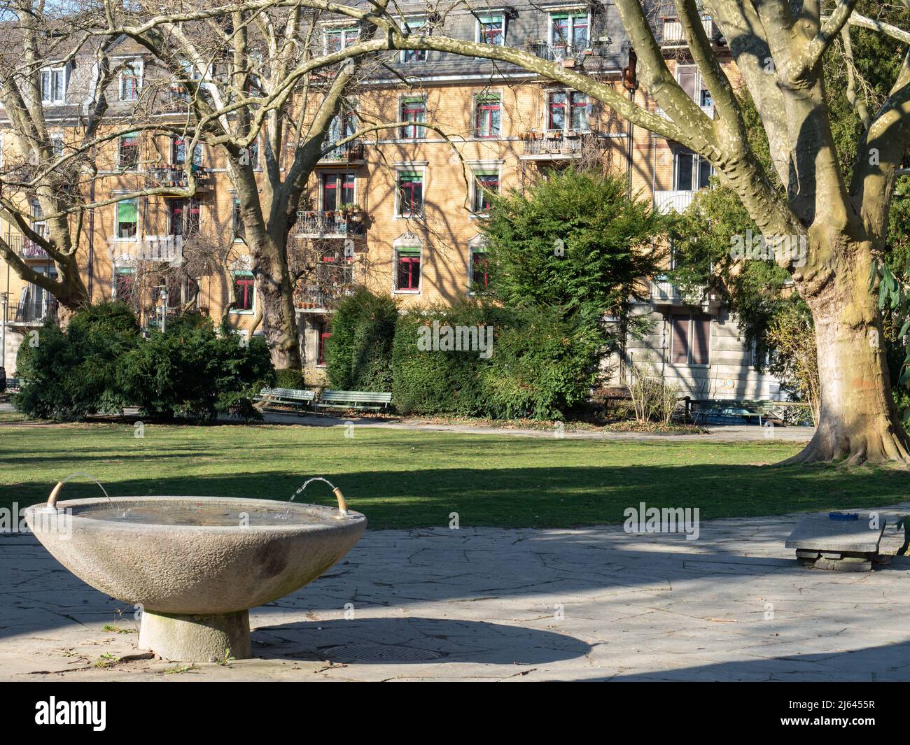 Brunnen im hof -Fotos und -Bildmaterial in hoher Auflösung – Alamy