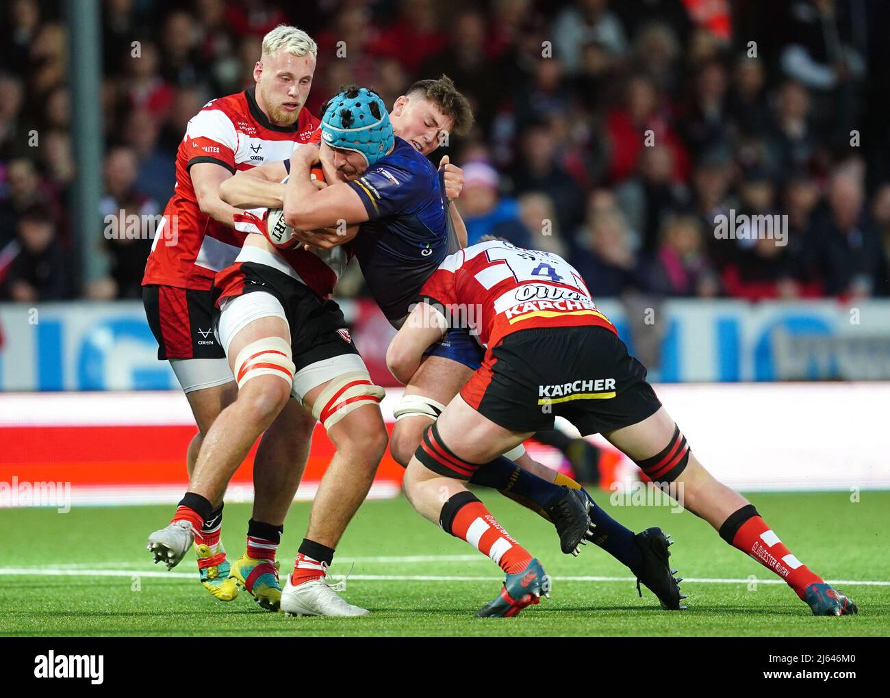 Andrew Kitchener von Worcester Warriors wurde von Freddie Thomas von Gloucester Rugby (links) und Arthur Clark während des Halbfinalspiels des Premiership Rugby Cup im Kingsholm Stadium in Gloucester angegangen. Bilddatum: Mittwoch, 27. April 2022. Stockfoto