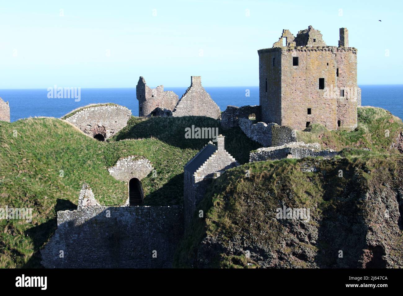 Dunnottar Castle,Stonehaven, Aberdeenshire, Schottland, Vereinigtes Königreich. Eine zerstörte mittelalterliche Festung auf einer felsigen Landzunge an der Nordostküste Schottlands, etwa 2 Meilen südlich von Stonehaven. Die erhaltenen Gebäude stammen größtenteils aus dem 15.. Und 16.. Jahrhundert, aber es wird angenommen, dass die Stätte im frühen Mittelalter befestigt wurde. Auf einem 160 Meter hohen Felsen gelegen und auf drei Seiten von der Nordsee umgeben, waren diese dramatischen und eindrucksvollen Ruinen auf einer Klippe einst eine uneinnehmbare Festung des Earls Marischal, einst eine der mächtigsten Familien Schottlands. Stockfoto