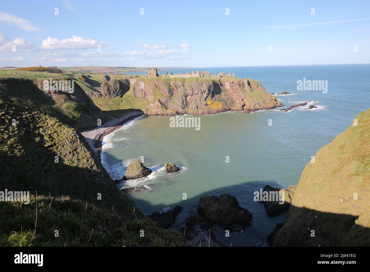 Dunnottar Castle,Stonehaven, Aberdeenshire, Schottland, Vereinigtes Königreich. Eine zerstörte mittelalterliche Festung auf einer felsigen Landzunge an der Nordostküste Schottlands, etwa 2 Meilen südlich von Stonehaven. Die erhaltenen Gebäude stammen größtenteils aus dem 15.. Und 16.. Jahrhundert, aber es wird angenommen, dass die Stätte im frühen Mittelalter befestigt wurde. Auf einem 160 Meter hohen Felsen gelegen und auf drei Seiten von der Nordsee umgeben, waren diese dramatischen und eindrucksvollen Ruinen auf einer Klippe einst eine uneinnehmbare Festung des Earls Marischal, einst eine der mächtigsten Familien Schottlands. Stockfoto