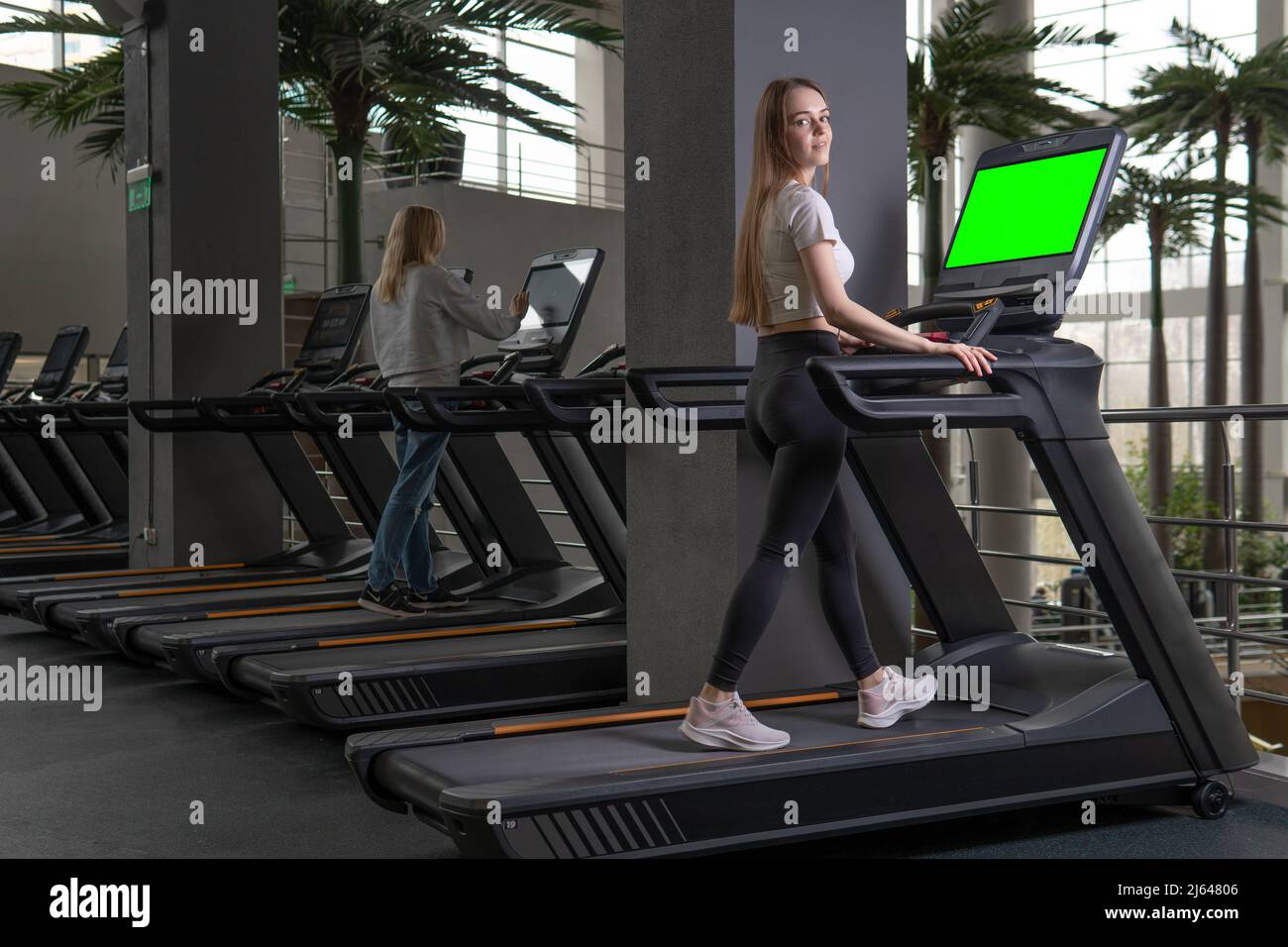 Frau Laufband innen junge Länge Profil voll laufen Menschen, für den Lebensstil fit vom Körper von Erwachsenen Herz, Muskeln schön. Joggingpflege zu Hause Stockfoto
