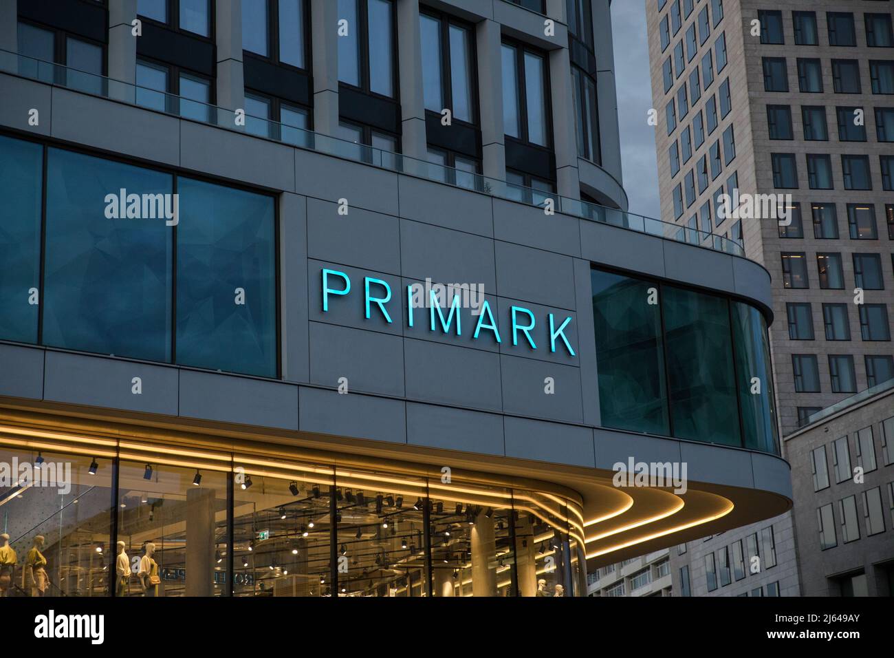 Berlin, Deutschland. 27. April 2022. StoreFront des irischen Schnellmodehändlers Primark in Berlin. (Foto: Michael Kuenne/PRESSCOV/Sipa USA) Quelle: SIPA USA/Alamy Live News Stockfoto