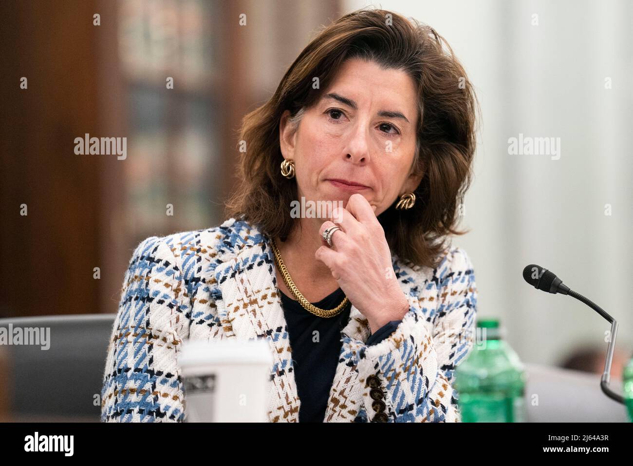 Washington, USA. 27. April 2022. Die US-Handelsministerin Gina Raimondo nimmt am 27. April 2022 an einer Anhörung des US-Senatsausschusses für Handel, Wissenschaft und Verkehr mit dem Titel „Budgetprioritäten des Handelsministeriums für das Geschäftsjahr 2023“ auf dem Capitol Hill in Washington, DC, USA, Teil. Quelle: Liu Jie/Xinhua/Alamy Live News Stockfoto