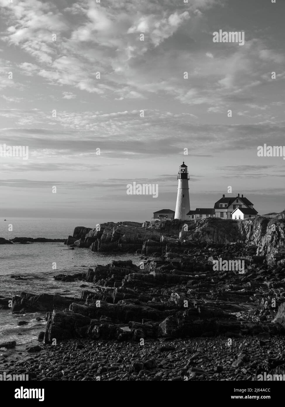 Blick auf den Portland Head Lighthouse in Cape Elizabeth Maine, bei Sonnenaufgang in der Nähe von Portland. Stockfoto