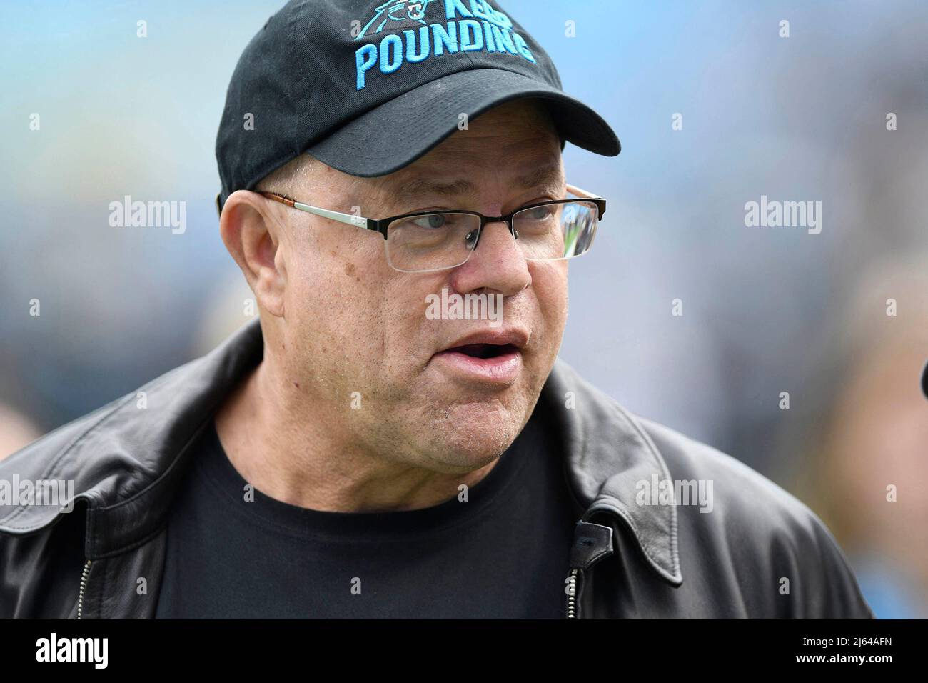Charlotte, USA. Juli 2018. Carolina Panthers Besitzer David Tepper an der Seitenlinie, während sich das Team aufwärmt, bevor es am 29. Dezember 2019 im Bank of America Stadium in Charlotte, N.C. die New Orleans Saints spielt (Foto von David T. Foster III/Charlotte Observer/TNS/Sipa USA) Quelle: SIPA USA/Alamy Live News Stockfoto
