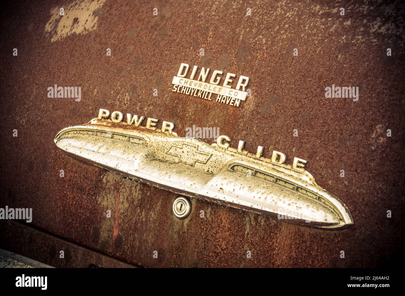 Detail des Hecks eines alten rostigen Autos mit Power Glide Stockfoto
