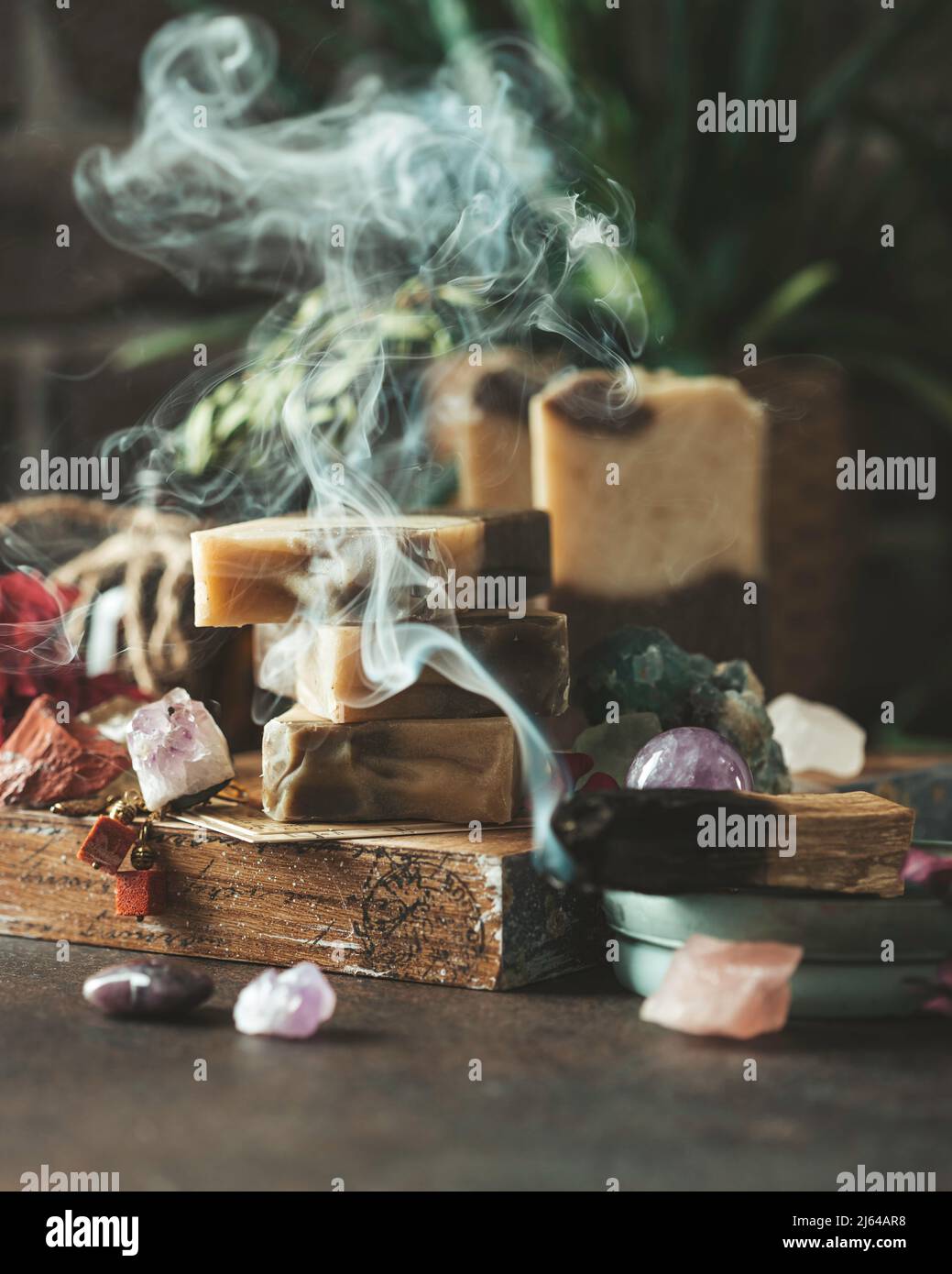 Palo Santo, heiliger, heiliger Baumstab, brennend mit Duftrauch. Gesunder Lebensstil. Esoterische Lebensbilanz, gutes Energiekonzept. Heilende Energie mit cryst Stockfoto