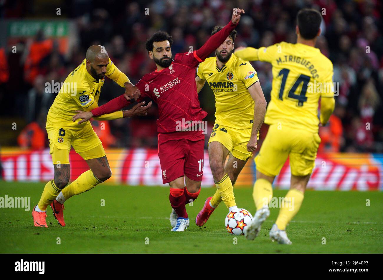 Mohamed Salah von Liverpool kämpft mit Etienne Capoue von Villarreal (links) und Alfonso Pedraza während des UEFA Champions League-Halbfinales, dem ersten Beinspiel in Anfield, Liverpool, um den Ball. Bilddatum: Mittwoch, 27. April 2022. Stockfoto