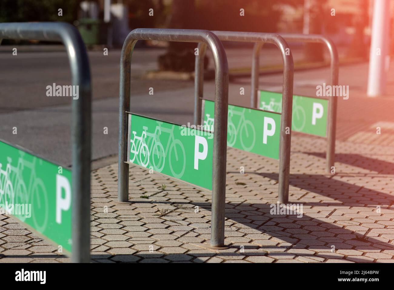 Parkplatz für Fahrräder und Skateboards basierend auf einer röhrenförmigen Struktur aus Edelstahl Bars. Selektiver Fokus. Hochwertige Fotos. Stockfoto