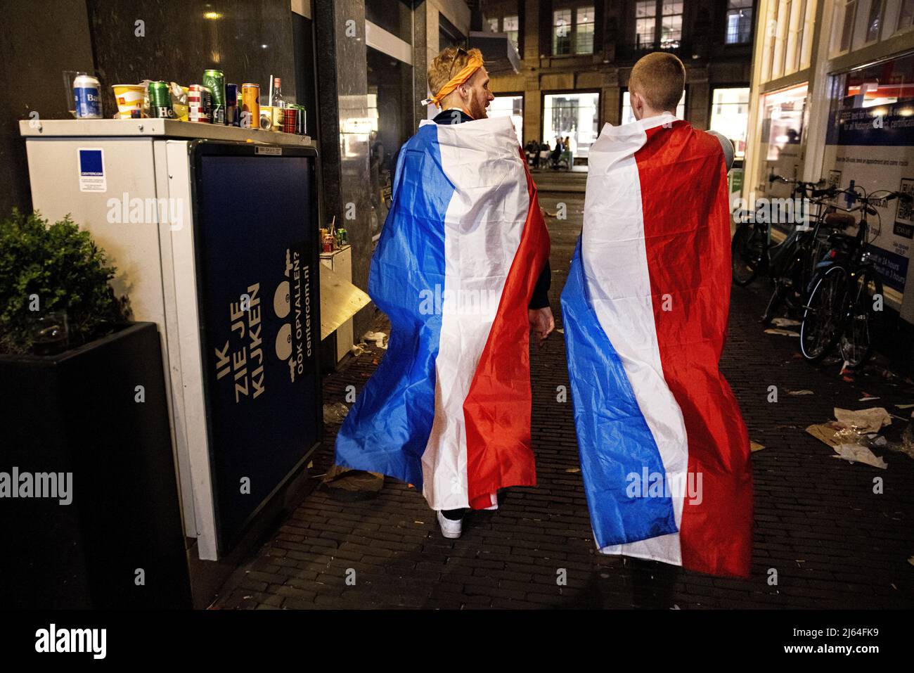 2022-04-27 22:06:14 AMSTERDAM - die Überreste der Nacht des Königs werden aufgeräumt. Nach zwei stummen Coronajahren feierten die Holländer wie gewohnt den Königstag. ANP RAMON VAN FLYMEN niederlande Out - belgien Out Stockfoto