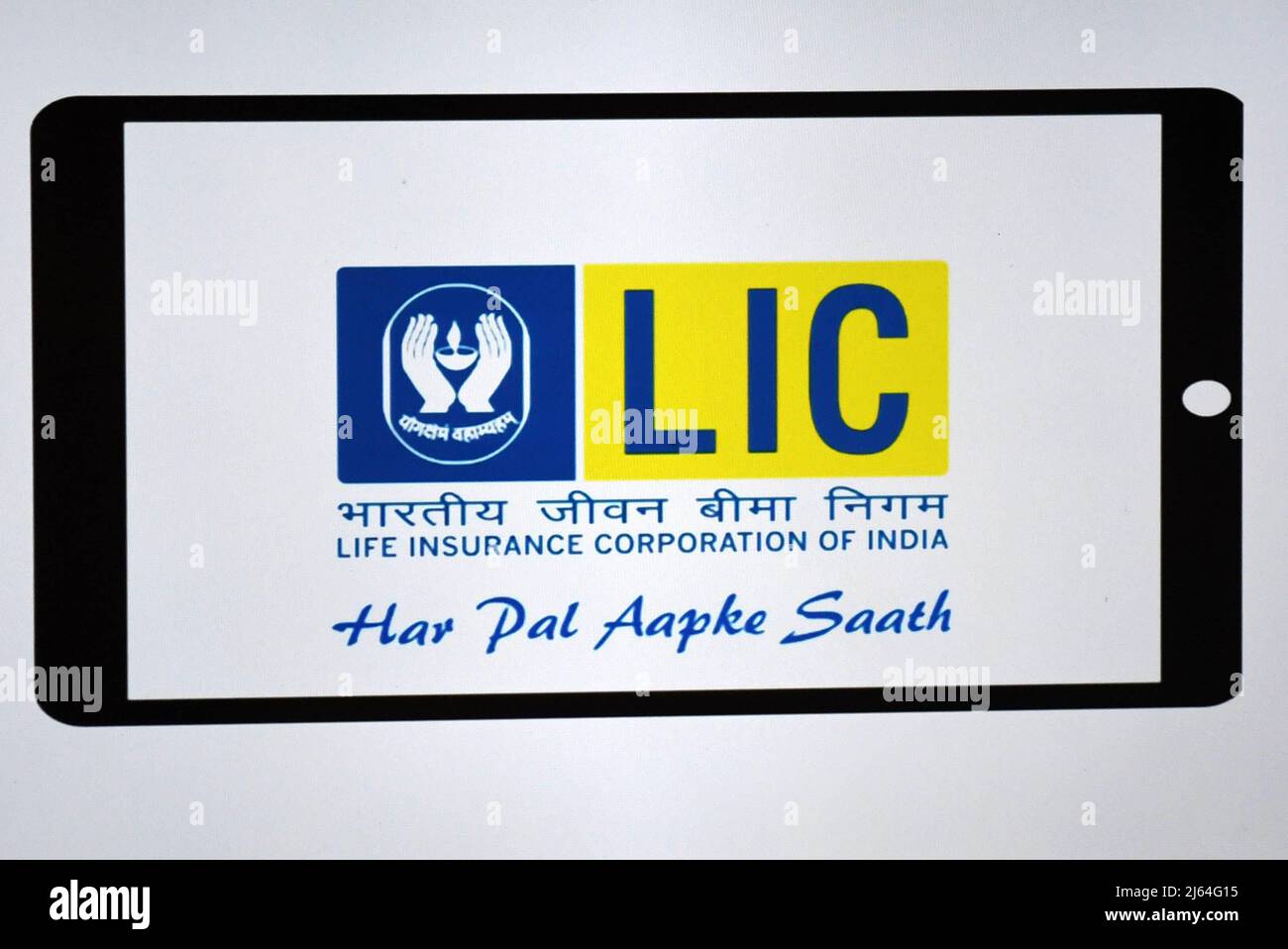 Mumbai, Maharashtra, Indien. 27. April 2022. Das Logo der Life Insurance Corporation of India (LIC) ist nach einer Pressekonferenz in Mumbai auf dem Fernsehbildschirm zu sehen. Das erste öffentliche Angebot (IPO) wird am 4.. Mai 2022 öffentlich abonniert. (Bild: © Ashish Vaishnav/SOPA Images via ZUMA Press Wire) Stockfoto