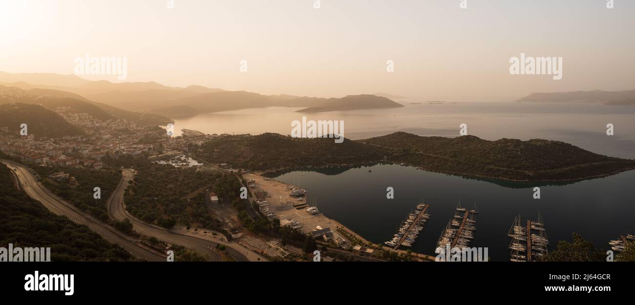 Morgen in Kas Resort Stadt. Panorama des Bezirks Kas bei Sonnenaufgang. Die wichtigsten Urlaubsziele der Türkei. Antalya - Türkei Stockfoto