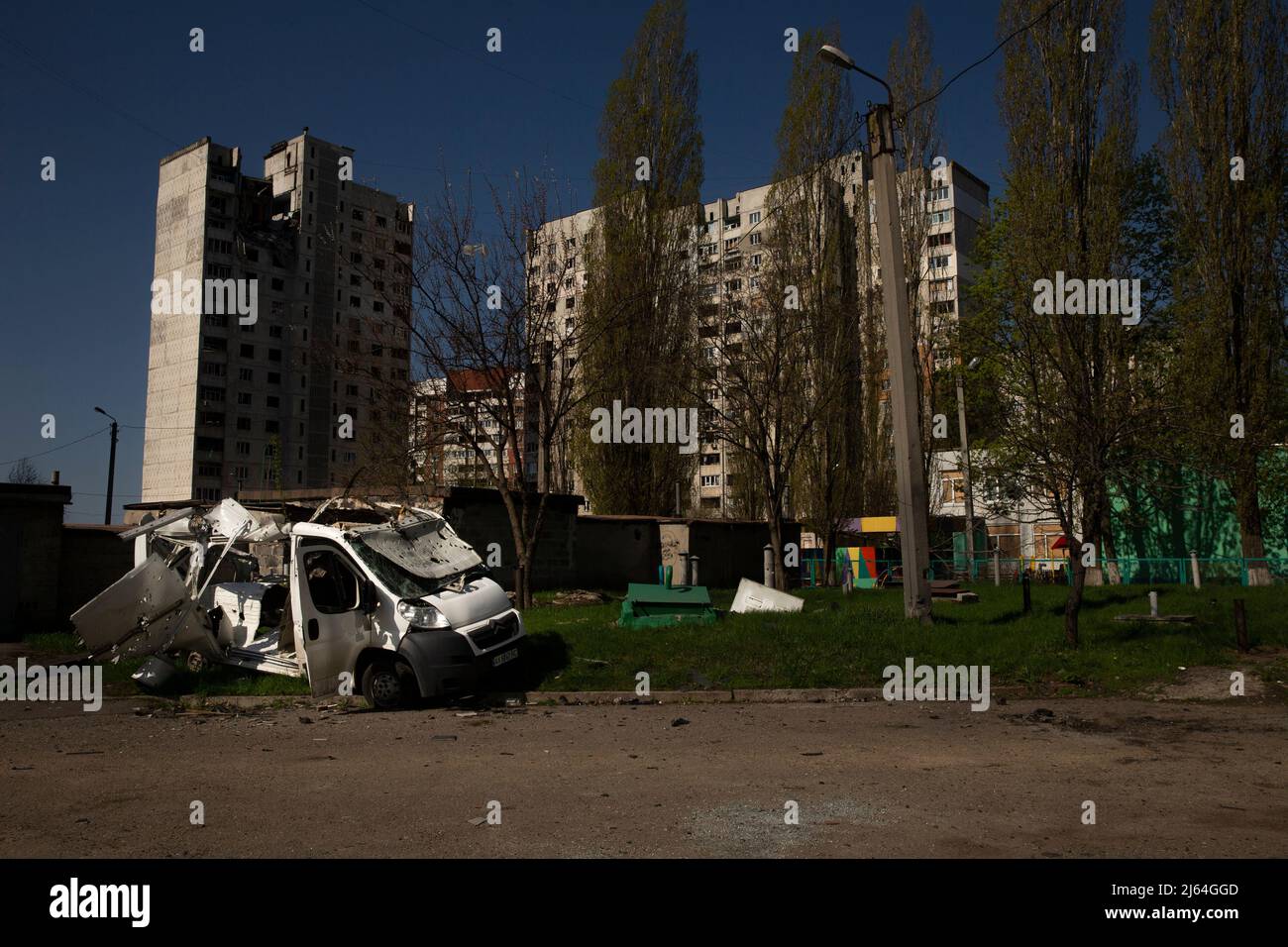 Charkiw, Ukraine. 26. April 2022. Ein zerstörtes Fahrzeug ist nach einem früheren russischen Beschuss in einem Wohngebiet in Charkiw, Ukraine, am 26. April 2022 sichtbar. Damit nicht drei Zivilisten getötet und vier verletzt wurden, indem russische Beschuss die Stadt beschossen hat. Russland hat mit einer „doppelten Zapfenmethode“ beschossen, was bedeutet, dass Russland den gleichen Ort oft innerhalb von 20-30 Minuten beschossen hat und am zuvor getroffenen Ort Menschen wie Sanitäter und Feuerwehrleute verletzt oder getötet hat. (Bild: © Daniel Carde/ZUMA Press Wire) Bild: ZUMA Press, Inc./Alamy Live News Stockfoto