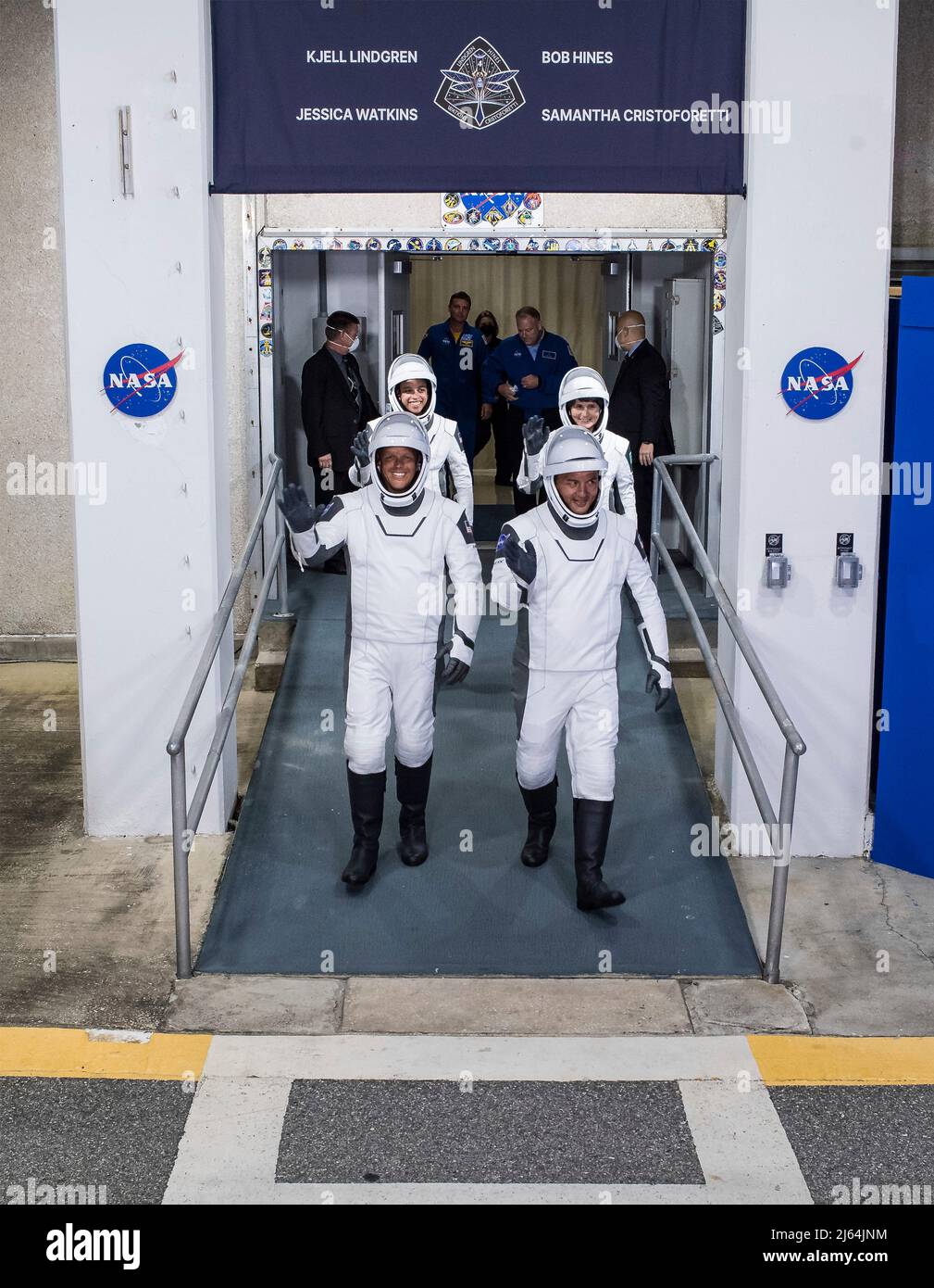 International Space Station, Vereinigte Staaten von Amerika. 27. April 2022. NASA-Astronauten Robert Hines, links, Kjell Lindgren, rechts, Jessica Watkins, Hinten links winken die ESA-Astronautin Samantha Cristoforetti, als sie das Neil A. Armstrong Operations and Checkout Building zum Launch Complex 39A verlassen und an Bord der SpaceX Falcon 9-Rakete im Kennedy Space Center, 26. April 2022 in Cape Canaveral, Florida, gehen. Quelle: Aubrey Gemignani/NASA Photo/Alamy Live News Stockfoto