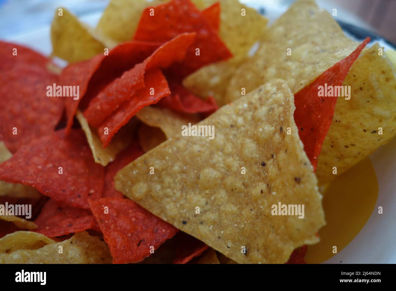 Orange und gelbe Nacho-Chips als Nahaufnahme Stockfoto
