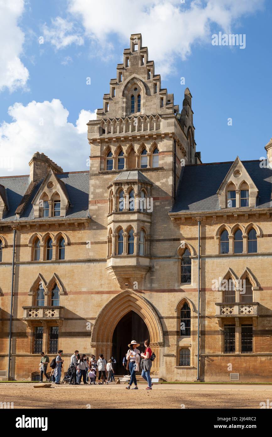 Studenten und Besucher treffen sich vor dem Eingang des Meadow Building of Christ Church College, Oxford. Stockfoto
