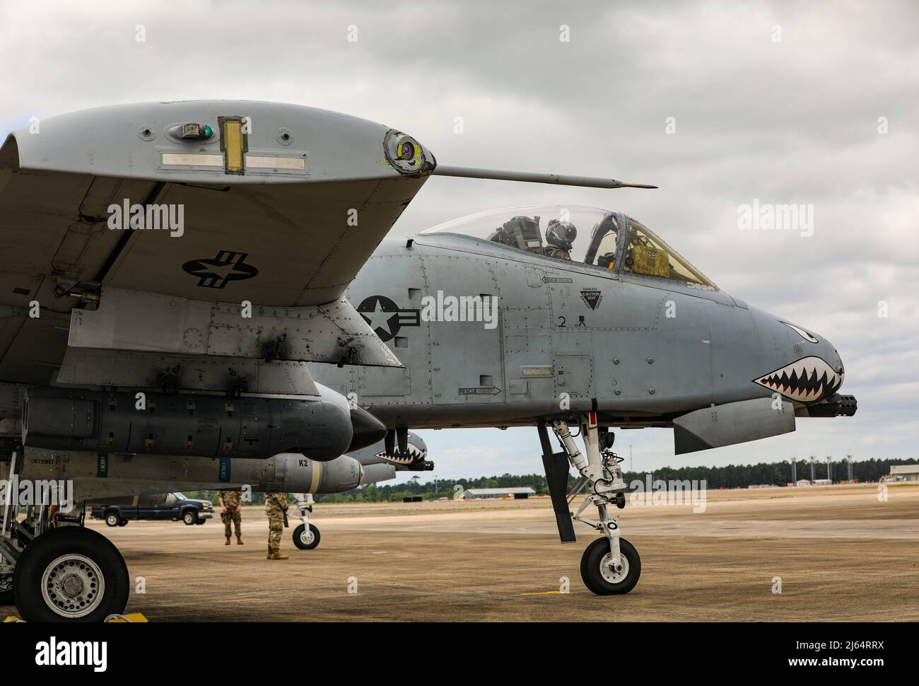 US Air Force Capt. Zachary Eastman, ein A-10 Thunderbolt II Pilot mit dem 75. Fighter Squadron, 23d Fighter Group aus der Moody Air Force Base, Georgia, bereitet sich auf den Start während des Southern Strike 2022 im Gulfport Combat Readiness Training Center, Gulfport, Mississippi, 26. April 2022 vor. Southern Strike 2022 ist eine groß angelegte, gemeinsame multinationale Kampfübung, die von der Mississippi Nationalgarde veranstaltet wird und taktisches Training für das gesamte Spektrum der Konflikte bietet. (USA Foto der Armee-Nationalgarde von Staff Sgt. Renee Seruntin) Stockfoto