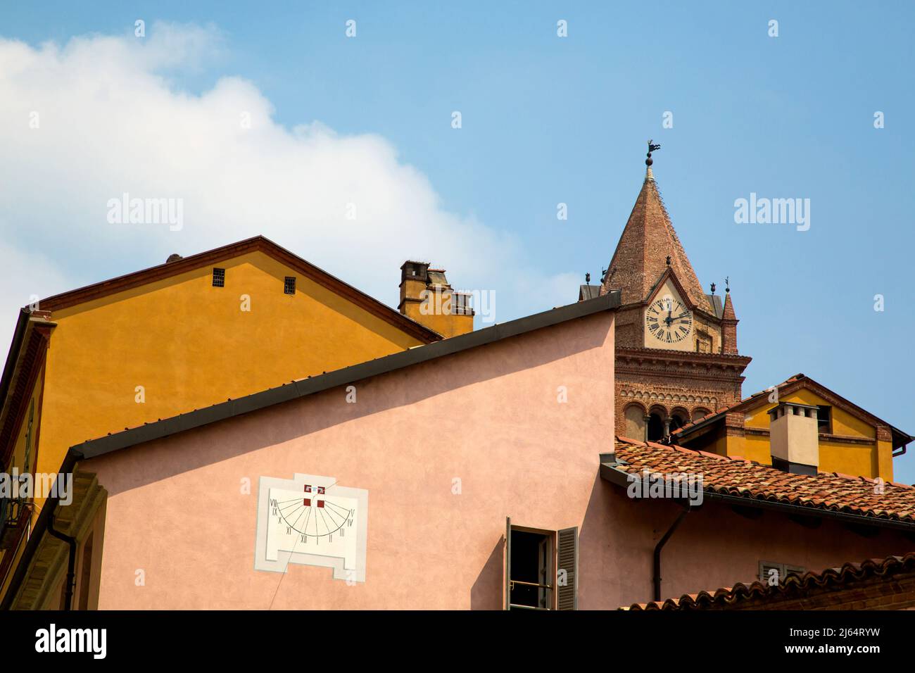 Gebäude in Alba mit verschiedenen Architekturstilen, darunter der Turm der Chiesa di San Domenica. Stockfoto