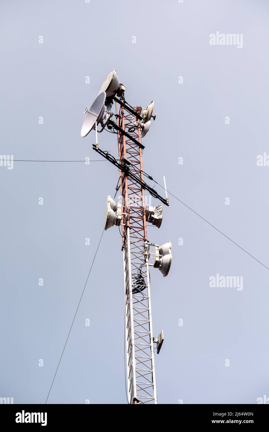 Telekommunikationsantennen am klaren Himmel Stockfoto