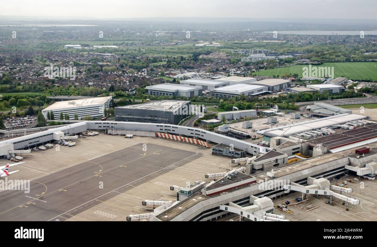 Blick von oben auf das Terminal 4 des Londoner Flughafens Heathrow. Die Hilton und Holiday Inn Express Hotels befinden sich in der Mitte des Bildes wi Stockfoto