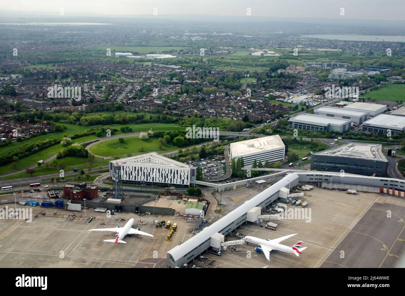 Luftaufnahme von Hotels in der Nähe von Terminal 4 am Flughafen Heathrow, London. Auf der linken Seite befindet sich eine Zweigstelle des Premier Inn, das diamantförmige Gebäude ist ein Hilton Stockfoto