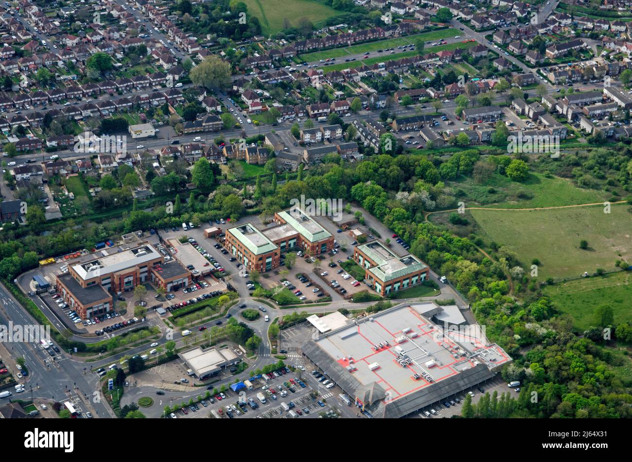 Blick von oben auf den West London Family Court, das Asylum and Tribunal Centre und eine große Filiale des Tesco Supermarkts in Feltham, London. Zum le Stockfoto