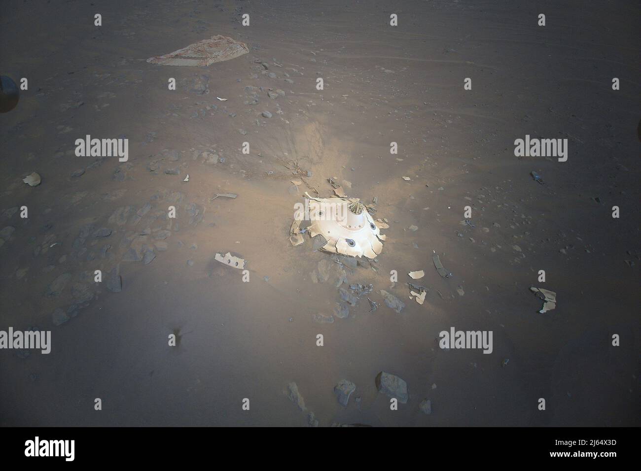 Der NASA-Marsobicopter Ingenuity hat dieses Bild der Rückschale und des Fallschirms des Mars 2020 Perseverance Rover während seines Fluges 26. am 19. April 2022 gesammelt. Während des Fluges erhaltene Bilder können einen Einblick in die Leistung der Komponenten während des Einstiegs, Abstiegs und der Landung des Rover am 18. Februar 2021 geben. Die Bilder können dazu beitragen, dass zukünftige Raumfahrzeuge sicherer landen, wie zum Beispiel der Mars Sample Return Lander, der Teil einer Multi-Mission-Kampagne ist, die die Proben von Marsiengestein, Atmosphäre und Sediment von Perseverance zur detaillierten Analyse zur Erde zurückbringen würde. ENTFÄLLT Stockfoto