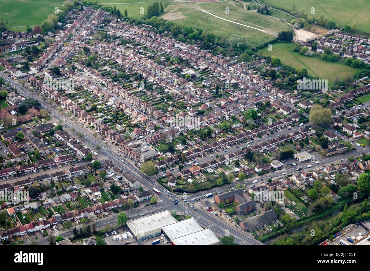 Blick von oben auf den Londoner Vorort Feltham. Im Zentrum steht das Kinderheim des verstorbenen Queen-Leadsängers Freddie Mercury, der in GL aufgewachsen ist Stockfoto