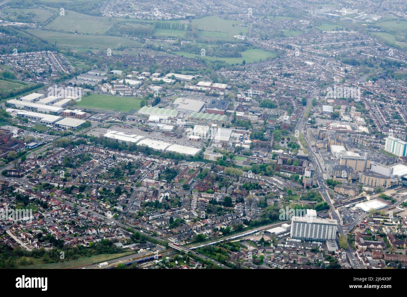Blick von oben auf das Stadtzentrum von Feltham mit dem Hauptsitz der Intelligence Collection Group und dem Defense Geographic Center in der Mitte des Stockfoto