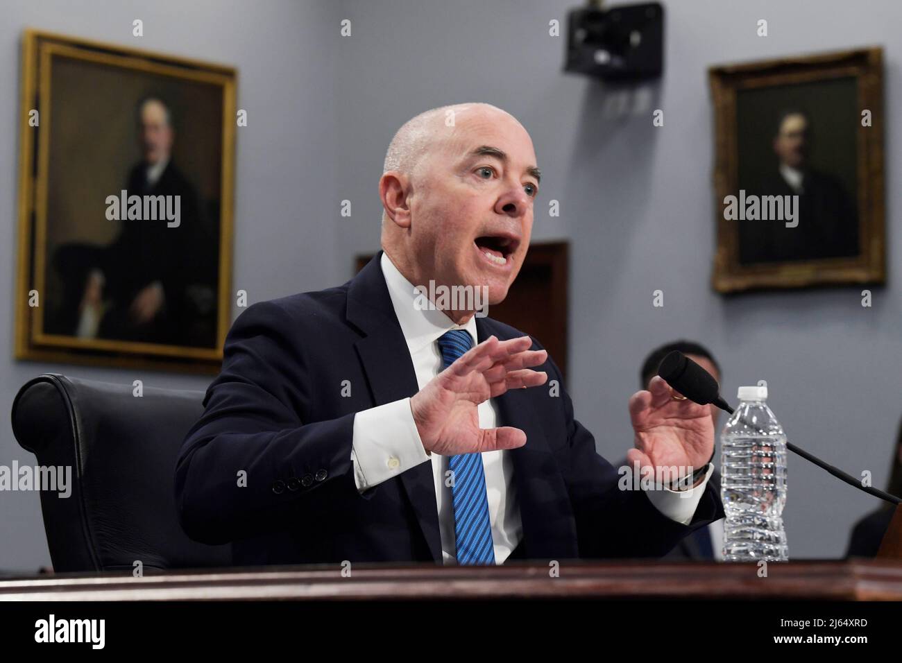 Washington, Usa. 27. April 2022. Alejandro Mayorkas, Sekretär des US-Innenministeriums für innere Sicherheit, bezeugt vor dem Ausschuss für die Aneignung des Repräsentantenhauses während einer Anhörung über den Budgetantrag für das Haushaltsjahr 2023 für das Ministerium für innere Sicherheit in Rayburn HOB/Capitol Hill in Washington. Kredit: SOPA Images Limited/Alamy Live Nachrichten Stockfoto