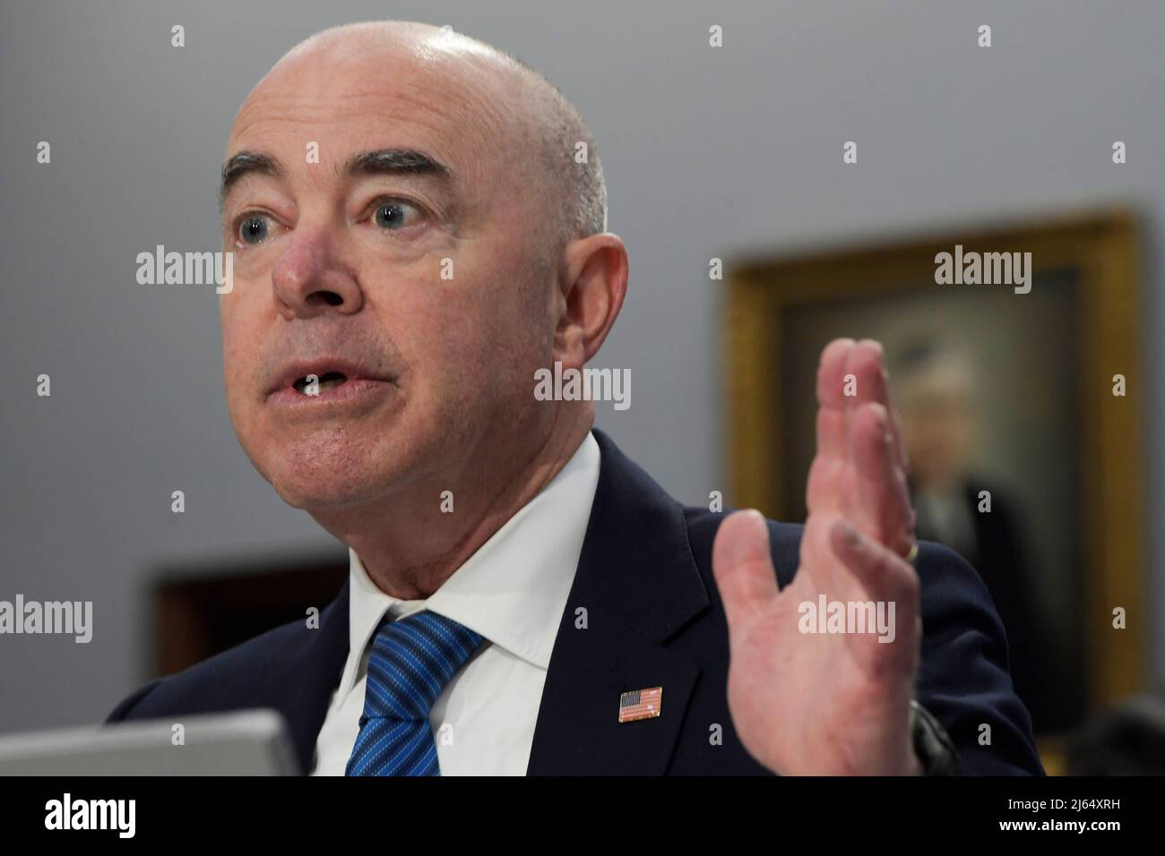 Washington, Usa. 27. April 2022. Alejandro Mayorkas, Sekretär des US-Innenministeriums für innere Sicherheit, bezeugt vor dem Ausschuss für die Aneignung des Repräsentantenhauses während einer Anhörung über den Budgetantrag für das Haushaltsjahr 2023 für das Ministerium für innere Sicherheit in Rayburn HOB/Capitol Hill in Washington. Kredit: SOPA Images Limited/Alamy Live Nachrichten Stockfoto