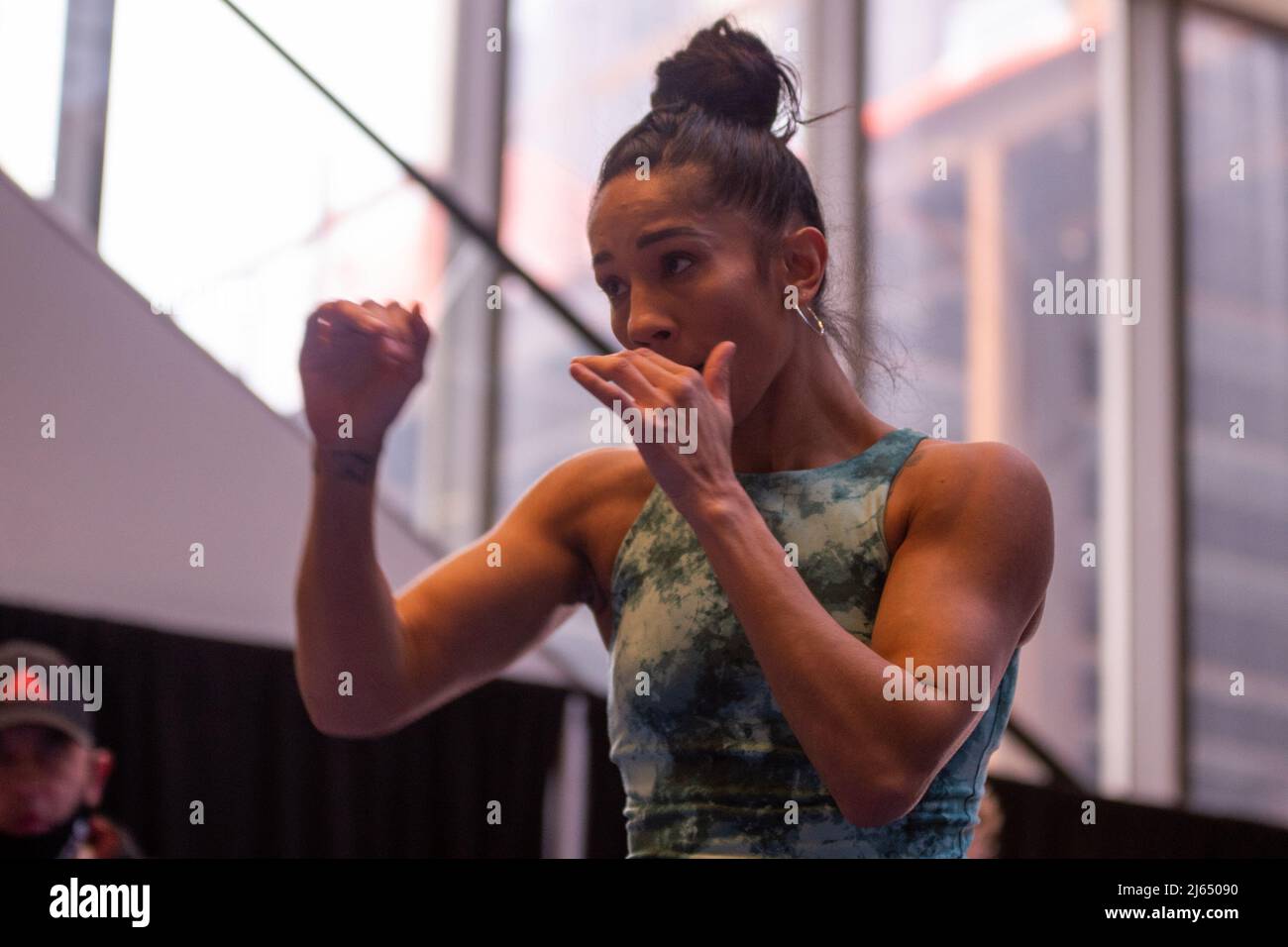 NEW YORK, NY - 27. APRIL: Amanda Serrano bei offenen Workouts vor ihrem Kampf mit Katie Taylor am 27. April 2022 im Madison Square Garden in New York, NY, USA. (Foto von Matt Davies/PxImages) Credit: Px Images/Alamy Live News Stockfoto