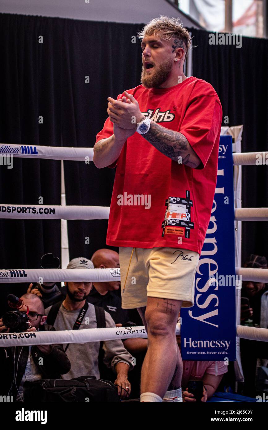 NEW YORK, NY - 27. APRIL: Jake Paul wacht bei offenen Workouts über Amanda Serrano, bevor sie am 27. April 2022 im Madison Square Garden in New York, NY, USA, mit Katie Taylor zusammenkam. (Foto von Matt Davies/PxImages) Credit: Px Images/Alamy Live News Stockfoto