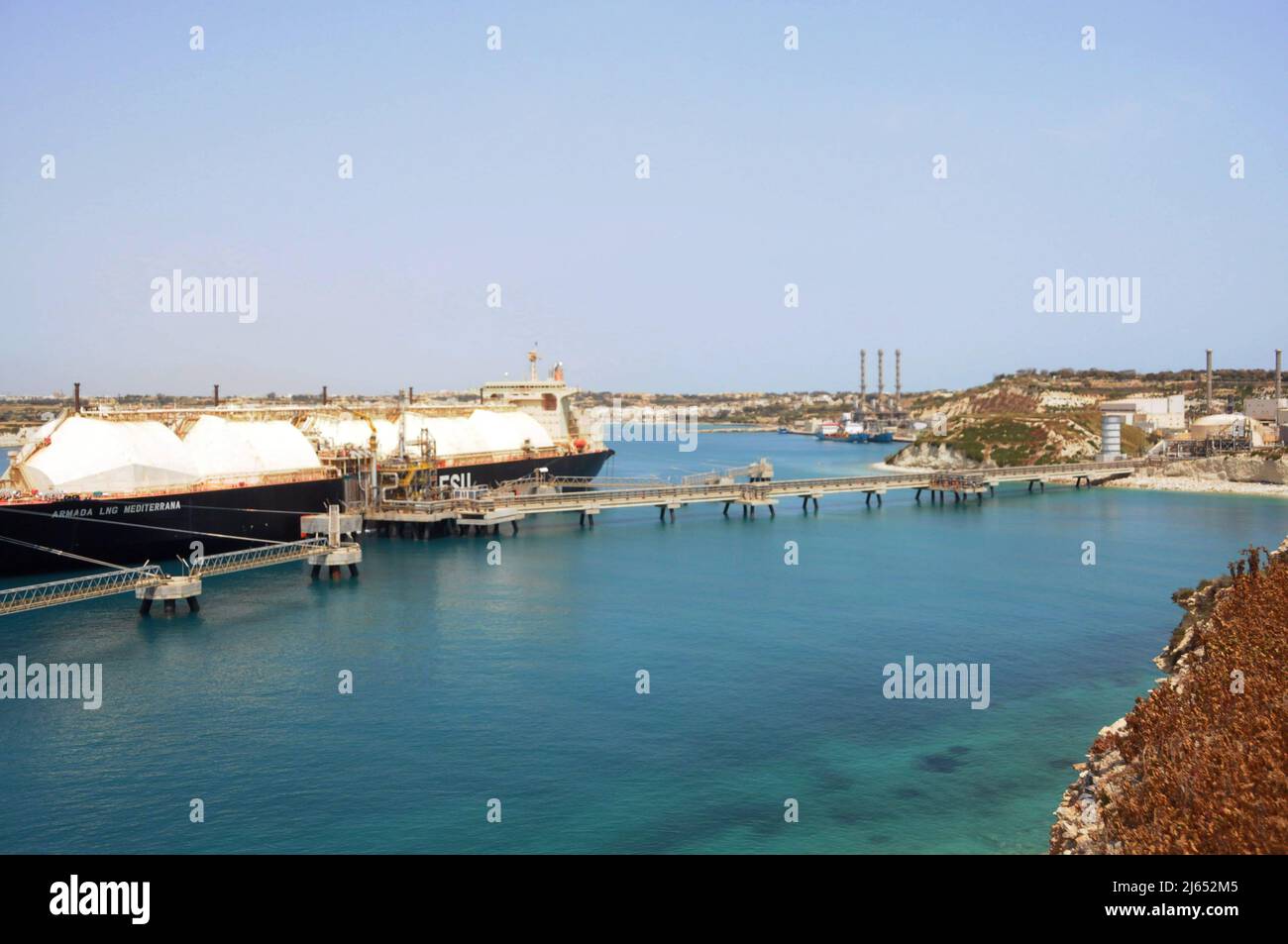 Marsaxlokk. 26. April 2022. Das am 26. April 2022 aufgenommene Foto zeigt einen fest verankerten Flüssiggas-Speicher (LNG), der LNG für das nahe gelegene Delimara-Kraftwerk in Marsaxlokk, Malta, bereitstellt. Quelle: Chen Wenxian/Xinhua/Alamy Live News Stockfoto