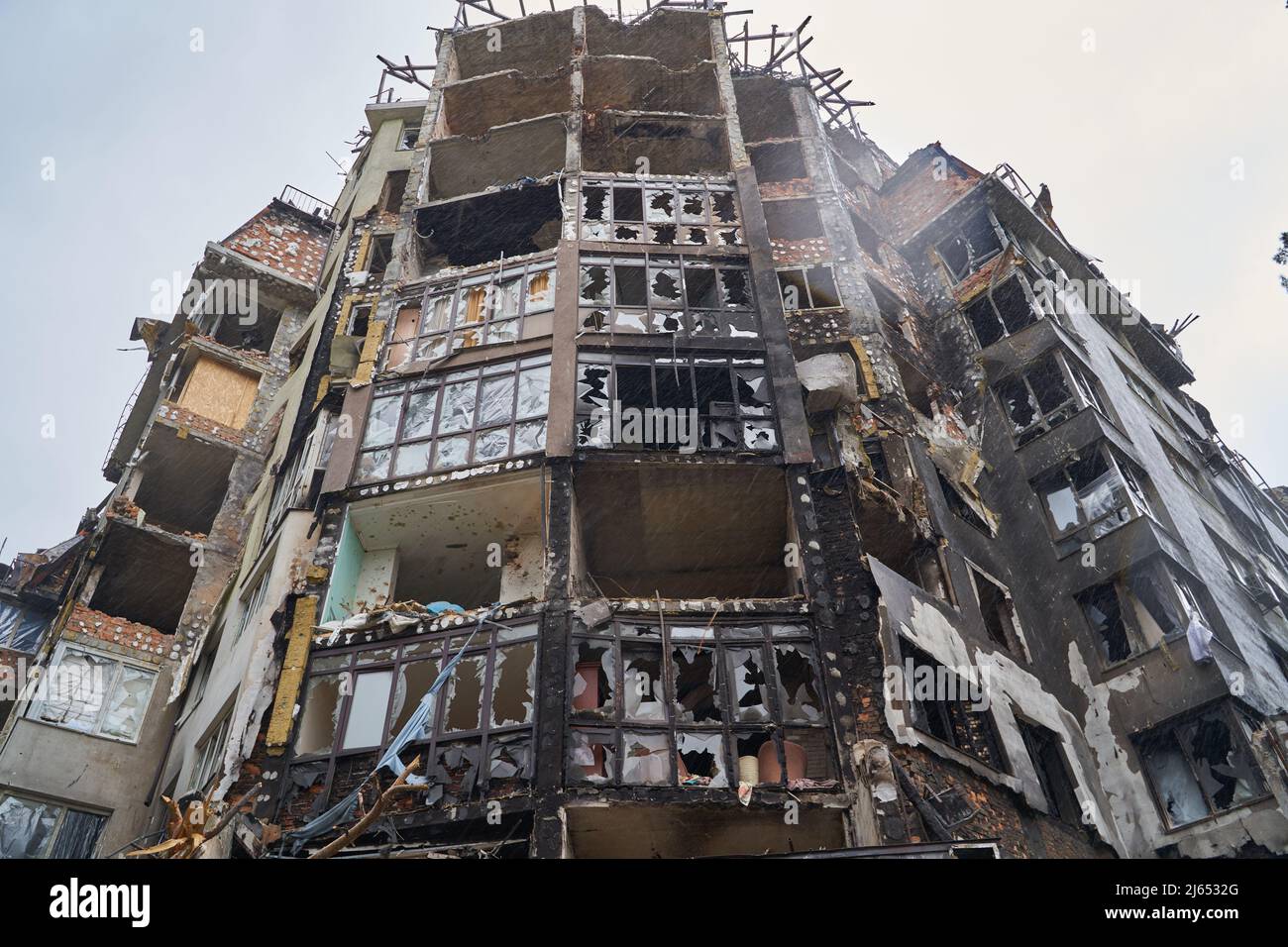 Krieg Russlands gegen die Ukraine. Ein Wohnhaus, das von einem feindlichen Flugzeug in der Ukraine beschädigt wurde. Die Folgen des Krieges, beschädigt Lebensmittelmarkt b Stockfoto