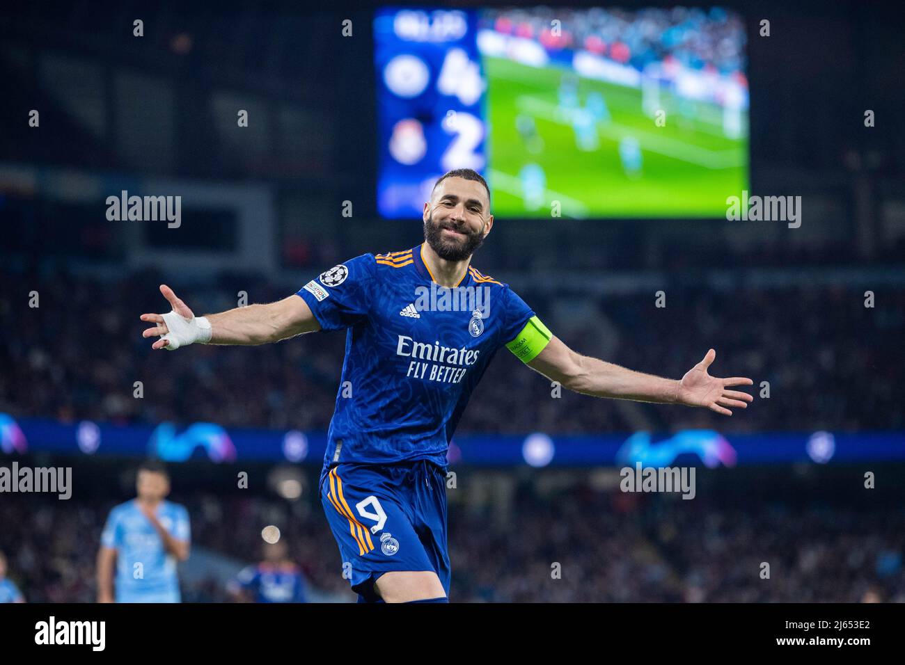 MANCHESTER, ENGLAND - 26. APRIL: Karim Benzema von Real Madrid feiert nach seinem Tor 2. und sein Team-3.-Tor während des UEFA Champions League-Halbfinalsspiels von Etappe 1 zwischen Manchester City und Real Madrid am 26. April 2022 im City of Manchester Stadium in Manchester, Großbritannien. (Foto von SF) Kredit: Sebo47/Alamy Live News Stockfoto