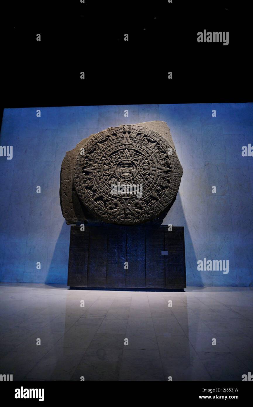 Piedra del Sol (Sonnenstein) beschreibt das Leben der Azteken, Anthropologisches Museum (Museo Nacional de Antropología), Mexiko-Stadt, Mexiko. Stockfoto