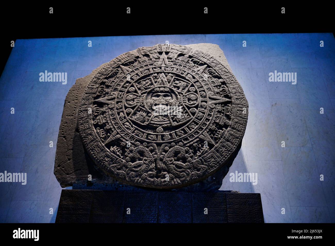 Piedra del Sol (Sonnenstein) beschreibt das Leben der Azteken, Anthropologisches Museum (Museo Nacional de Antropología), Mexiko-Stadt, Mexiko. Stockfoto